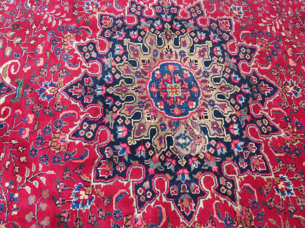 AN ORIENTAL RUG - 330 X 225 CM - Image 4 of 14