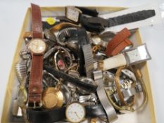 A TRAY OF ASSORTED WRIST WATCHES TO INCLUDE A VINTAGE INGERSOLL PILOTS STYLE WATCH