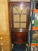 A SMALL EARLY 20TH CENTURY DISPLAY CABINET