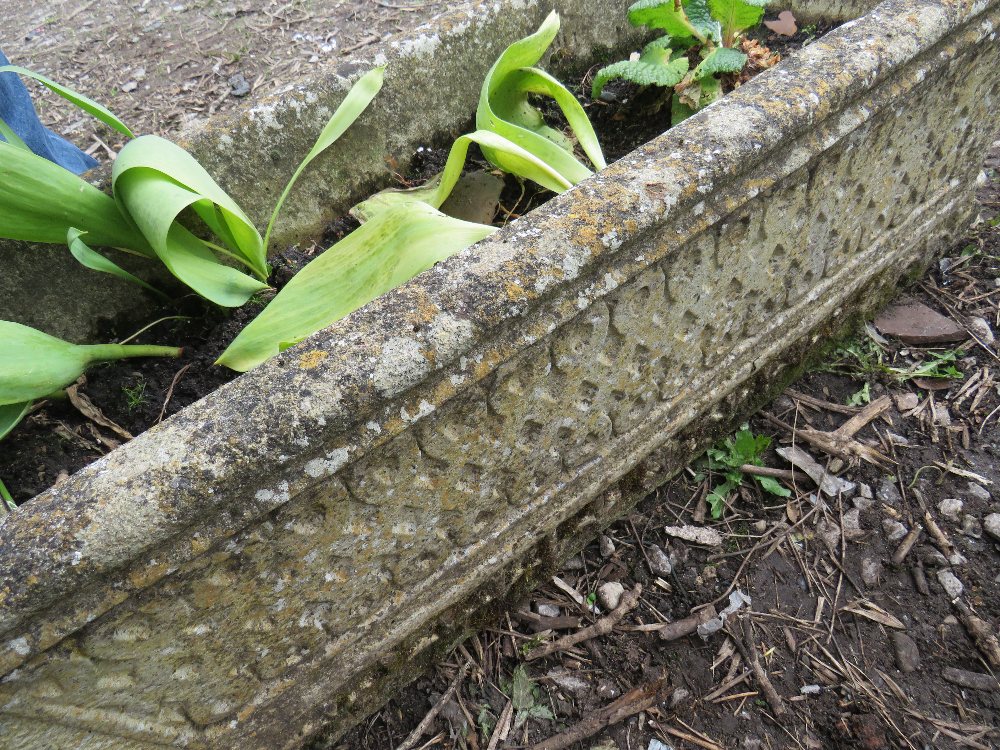 A HEAVY CONCRETE GARDEN PLANTER - Image 5 of 5