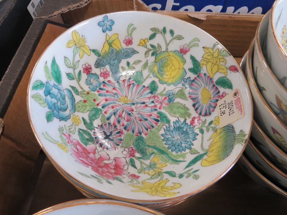 A TRAY OF ASSORTED STYLE BOWLS TOGETHER WITH CLOISONNE WHISTLES - Image 5 of 6