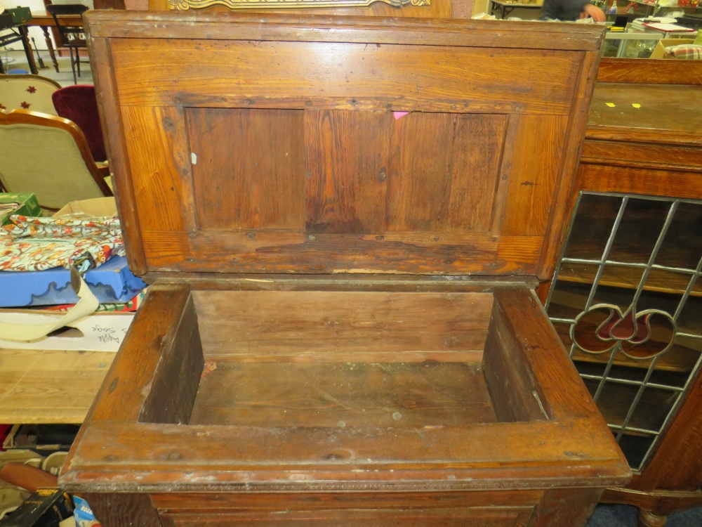 AN UNUSUAL VINTAGE OAK PANELLED CUPBOARD 94 X 81 CM - Image 3 of 4