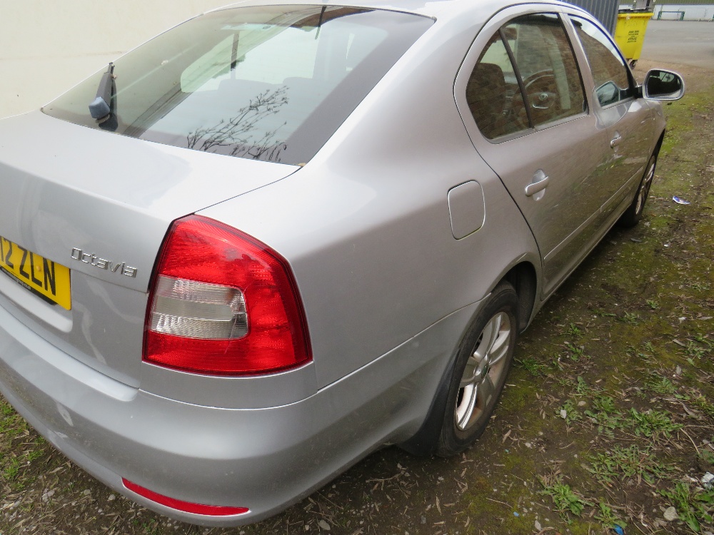 A 2012 SILVER 1.6L DIESEL SKODA OCTAVIA 'BK12 ZLN', LOG BOOK, ONE KEY, CURRENTLY SORN, MILEAGE AS - Image 6 of 10