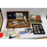 A COLLECTION OF MAINLY BRITISH COINS, LOOSE AND ALSO IN GIFT PACKS