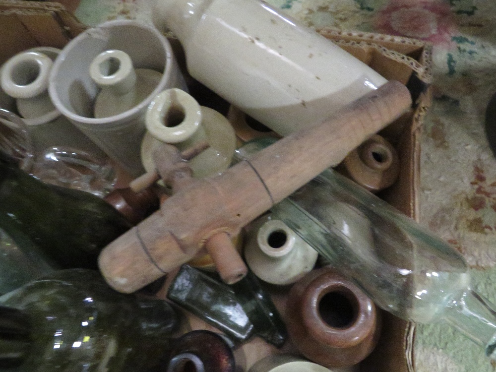 A TRAY OF ANTIQUE AND LATER COLLECTABLE GLASS BOTTLES, STONEWARE BOTTLES ETC - Image 3 of 5