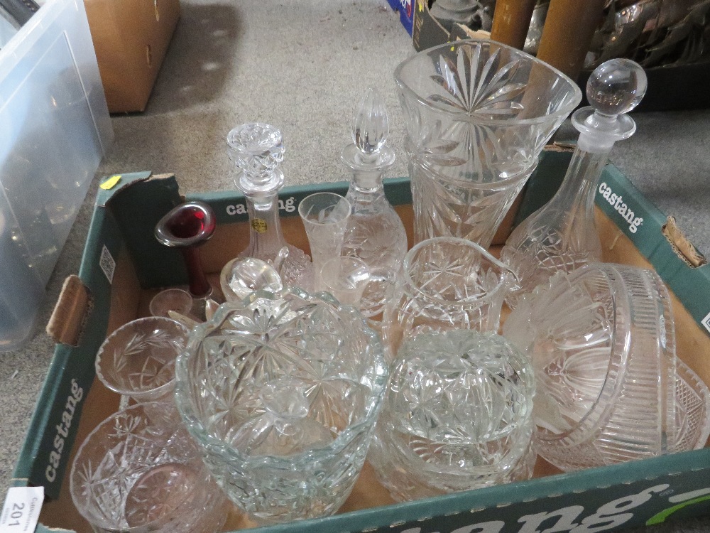 A TRAY OF ASSORTED GLASSWARE TO INCLUDE DECANTERS