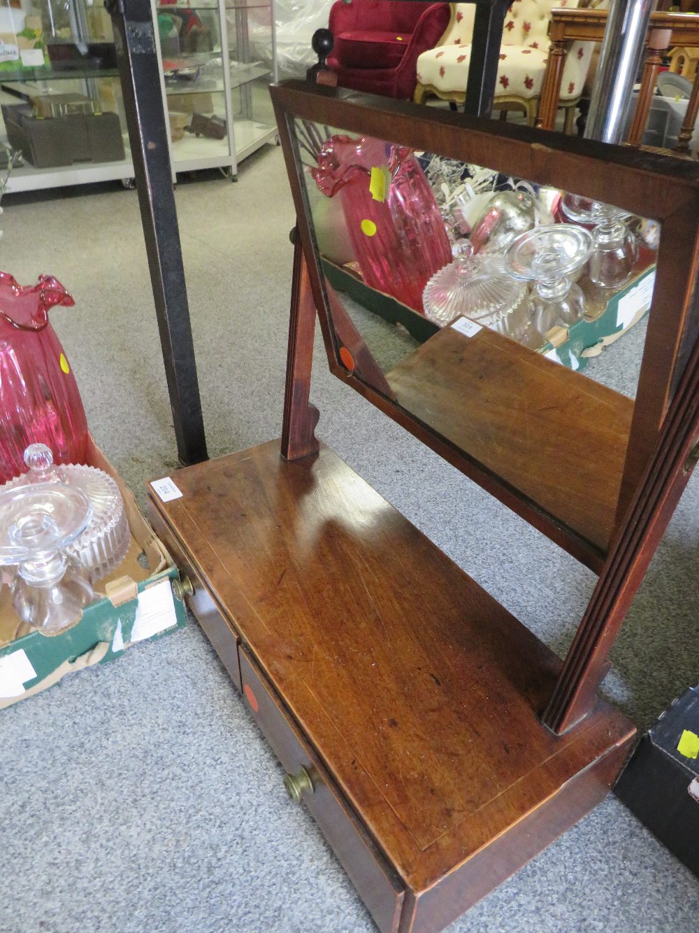 A VINTAGE DRESSING TABLE MIRROR WITH TWIN DRAWERS TOGETHER WITH A TRAY OF GLASSWARE ETC - Image 4 of 5