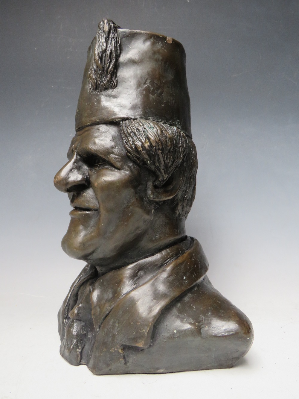 A KEITH LEE SCULPTURE / BUST OF TOMMY COOPER APPROX H 31 CM - Image 4 of 5