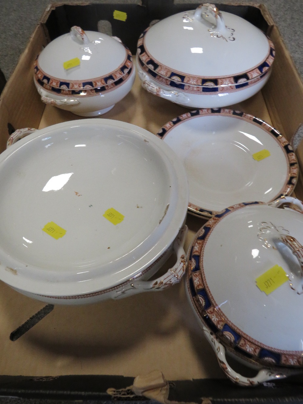 A TRAY OF VINTAGE CERAMICS, TUREENS ETC TOGETHER WITH A TRAY OF ASSORTED METAL WARE - Image 2 of 5