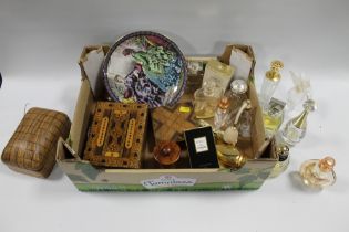 A TRAY OF COLLECTABLE'S TO INCLUDE PERFUME BOTTLES TREEN ETC