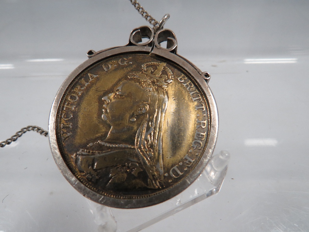 A 1889 SILVER CROWN PENDANT NECKLACE - Image 3 of 3