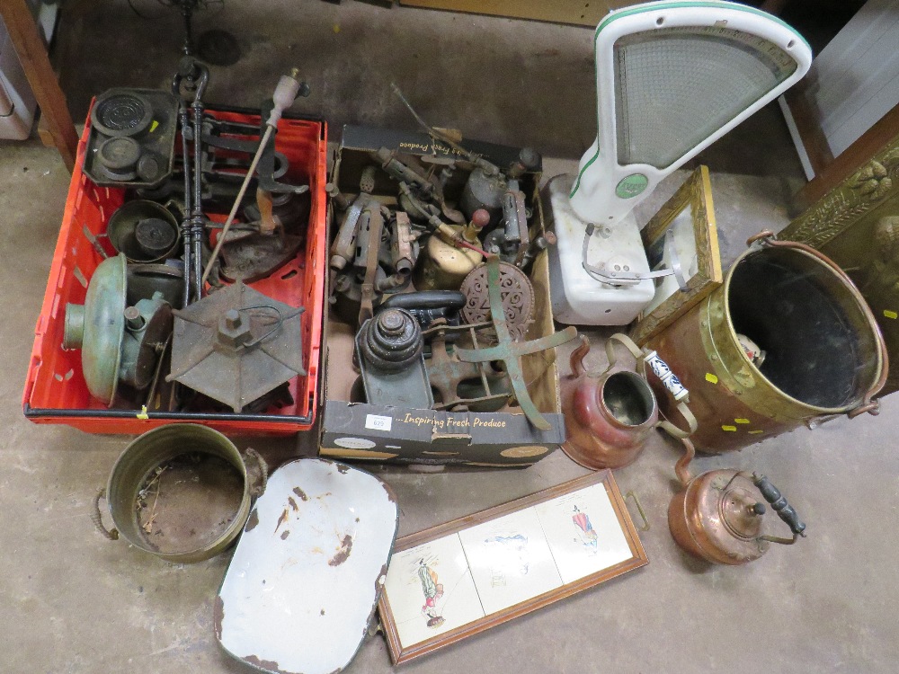 A SELECTION OF WEIGHING SCALES AND COPPER & BRASS ITEMS TO INCLUDE A PARAFFIN BLOW TORCHES ETC