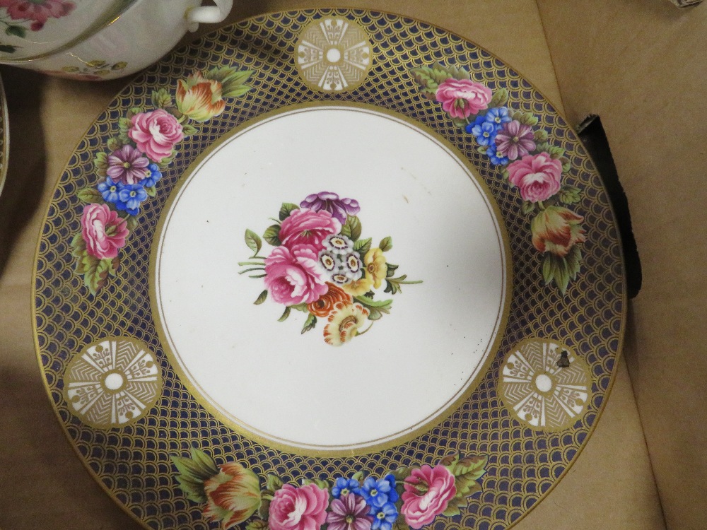 A TRAY OF ASSORTED FLORAL SPODE PLATES, VASES, PLATES ETC - Image 4 of 4