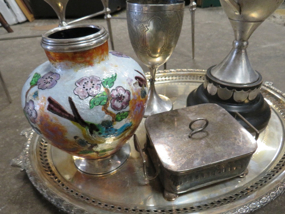 A QUANTITY OF ASSORTED SILVER PLATE AND METALWARE TO INCLUDE TWO TROPHIES, A SARDINE DISH, A LARGE - Image 3 of 7