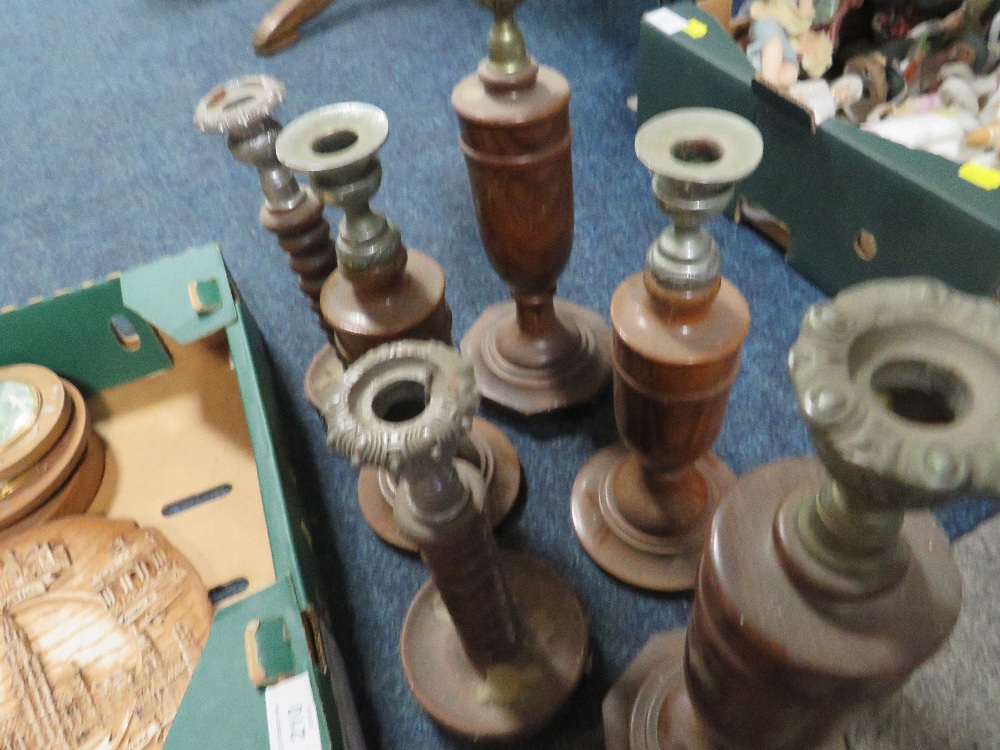 A TRAY OF TREEN TO INCLUDE CARVED BLACK FOREST STYLE EAGLE, MODEL SAIL SHIP ETC - Image 5 of 5