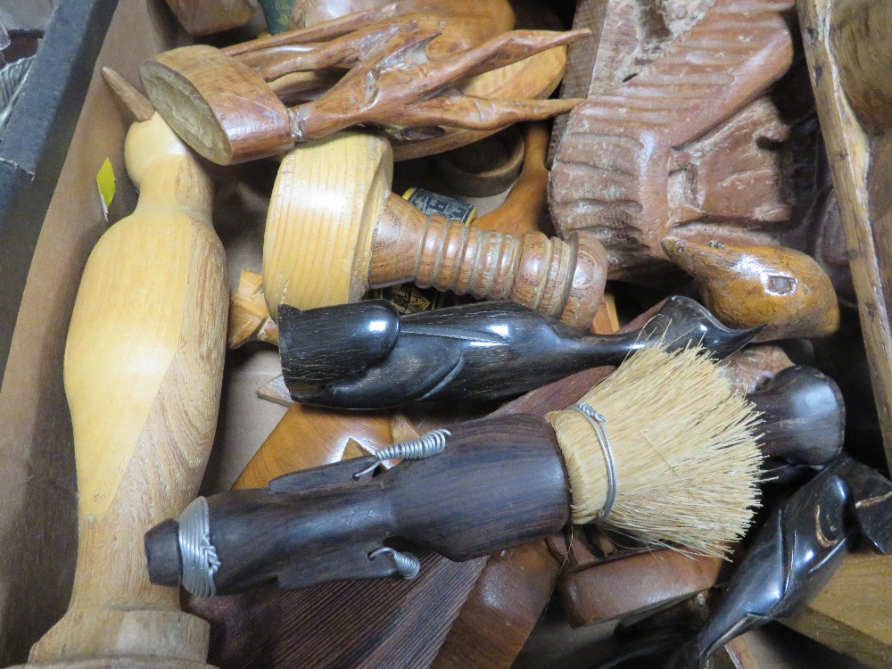 A TRAY OF TREEN TOGETHER WITH A TRAY OF SUNDRIES - Image 6 of 6