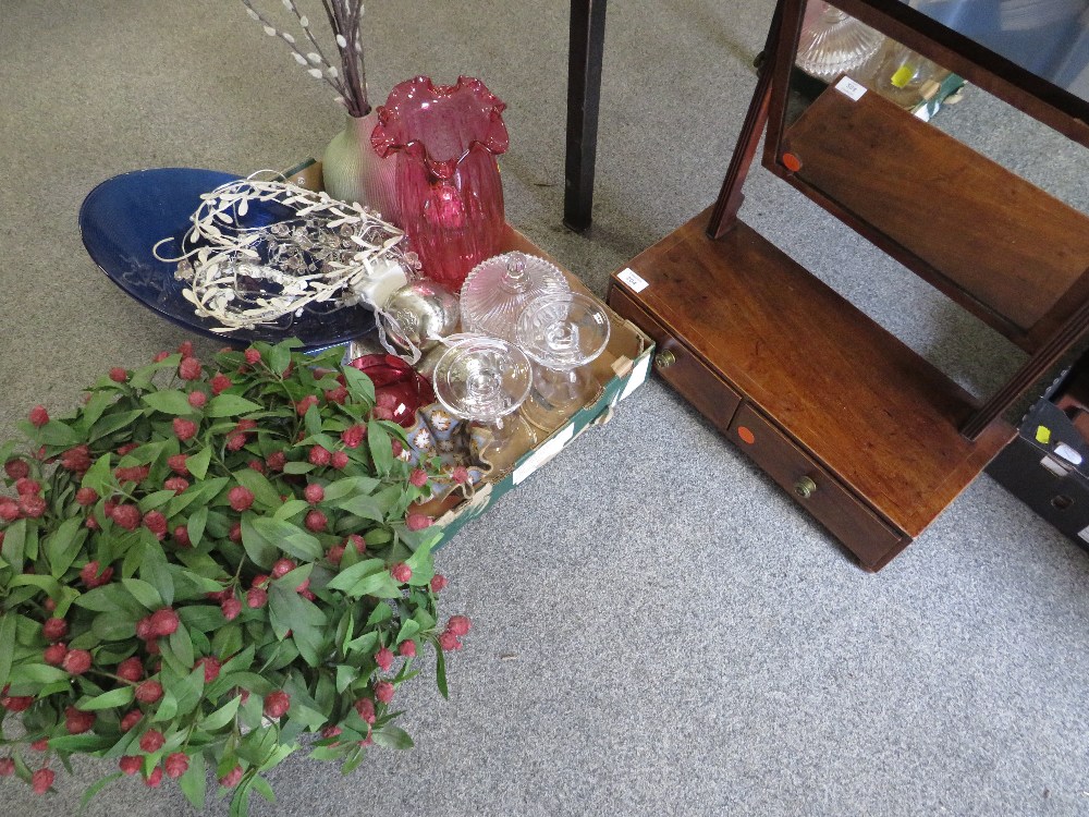 A VINTAGE DRESSING TABLE MIRROR WITH TWIN DRAWERS TOGETHER WITH A TRAY OF GLASSWARE ETC