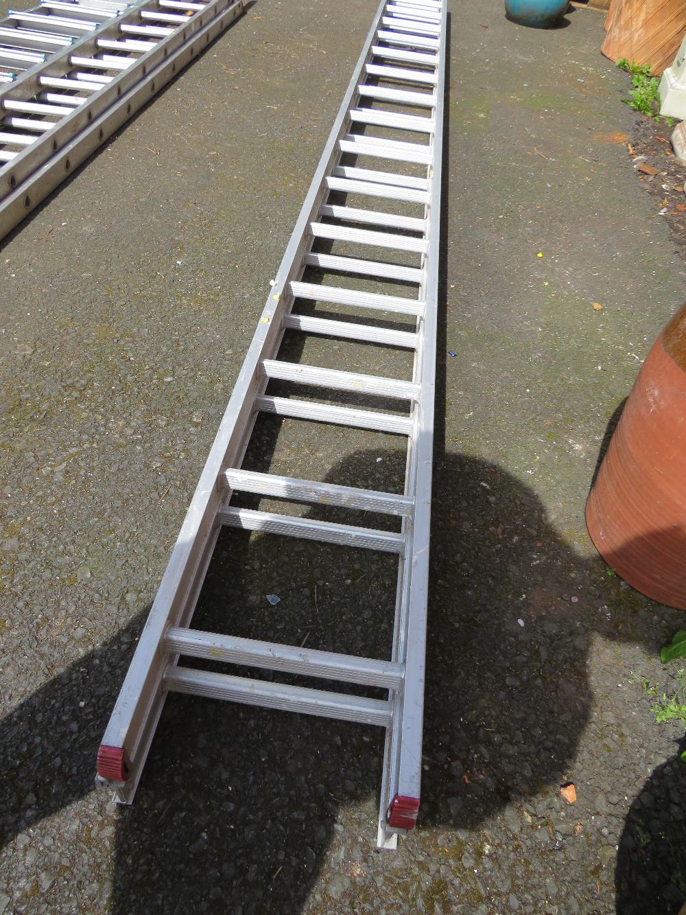 AN ALUMINIUM EXTENDING DOUBLE CLIMAX LADDER