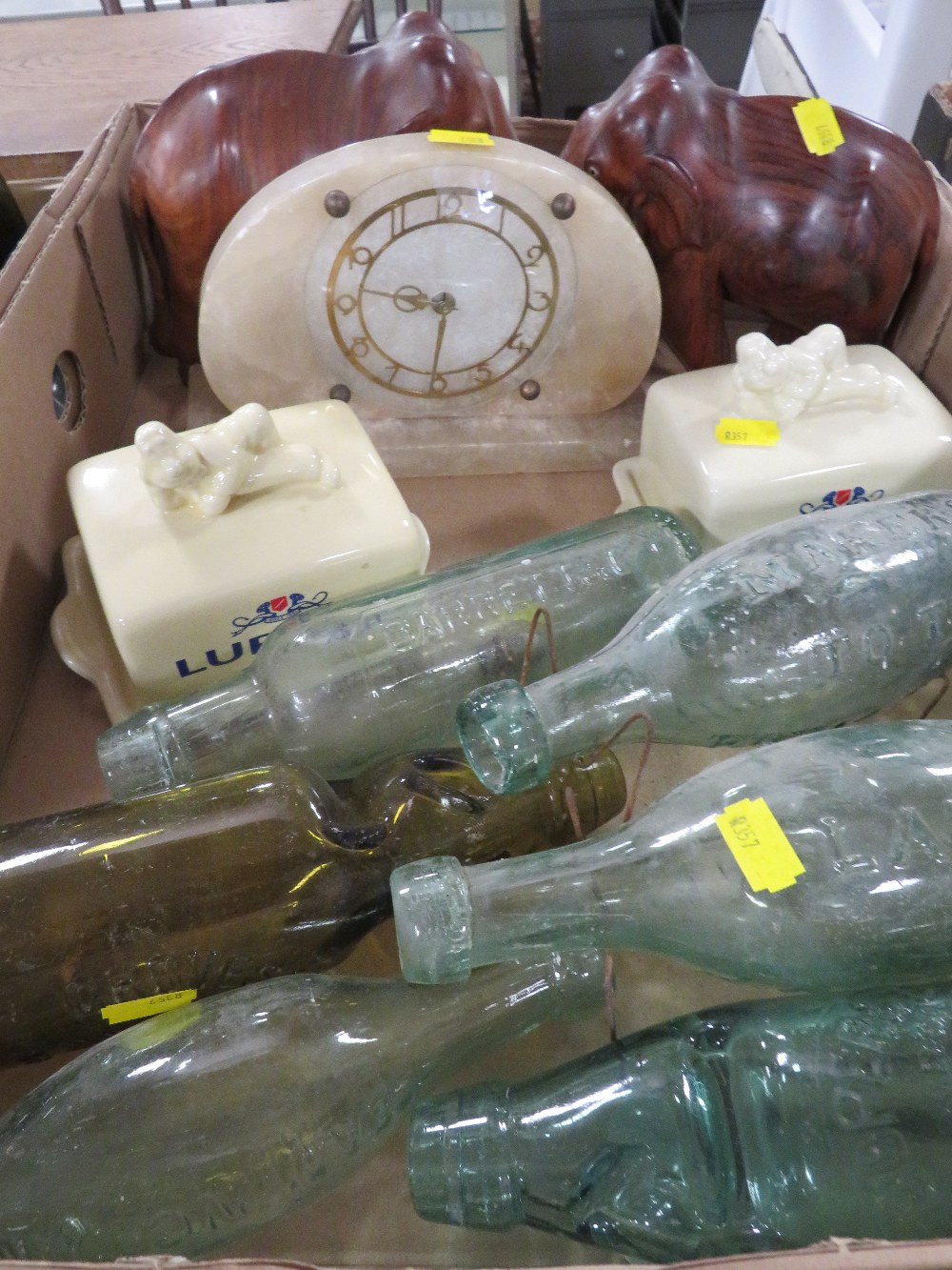 A TRAY OF ANTIQUE AND LATER GLASS BOTTLES TOGETHER WITH COLLECTABLE TIN, ART DECO STYLE MANTLE CLOCK - Image 3 of 7