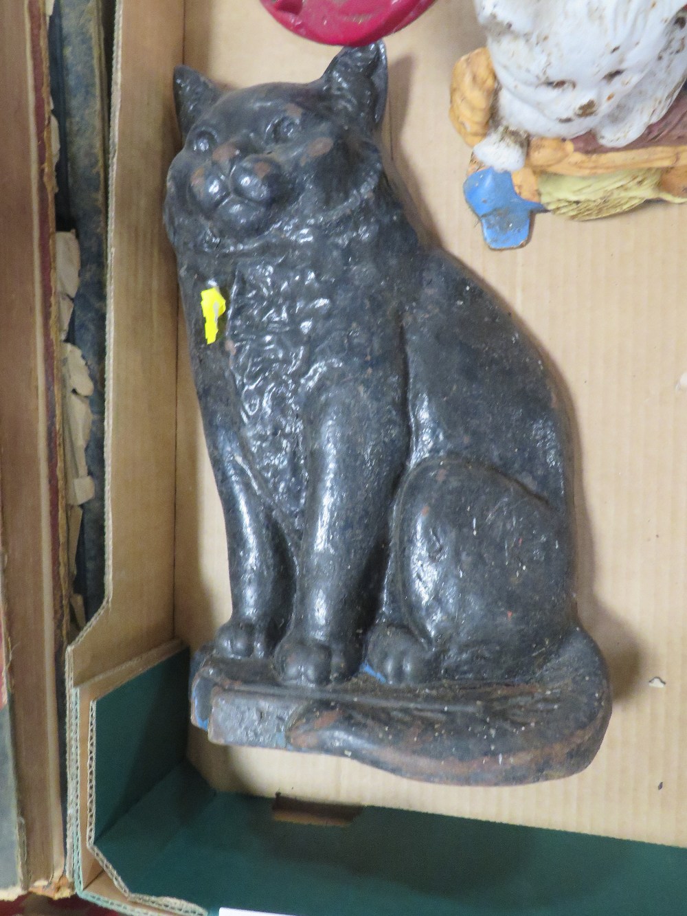 A TRAY OF CAST IRON TO INCLUDE A BLACK CAT DOORSTOP ETC - Image 2 of 5