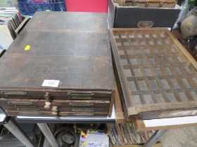 A VINTAGE SIX DRAW CHEST OF ASSORTED PRINTING BLOCKS IN DIFFERENT TYPE FACING AND THREE ASSORTED