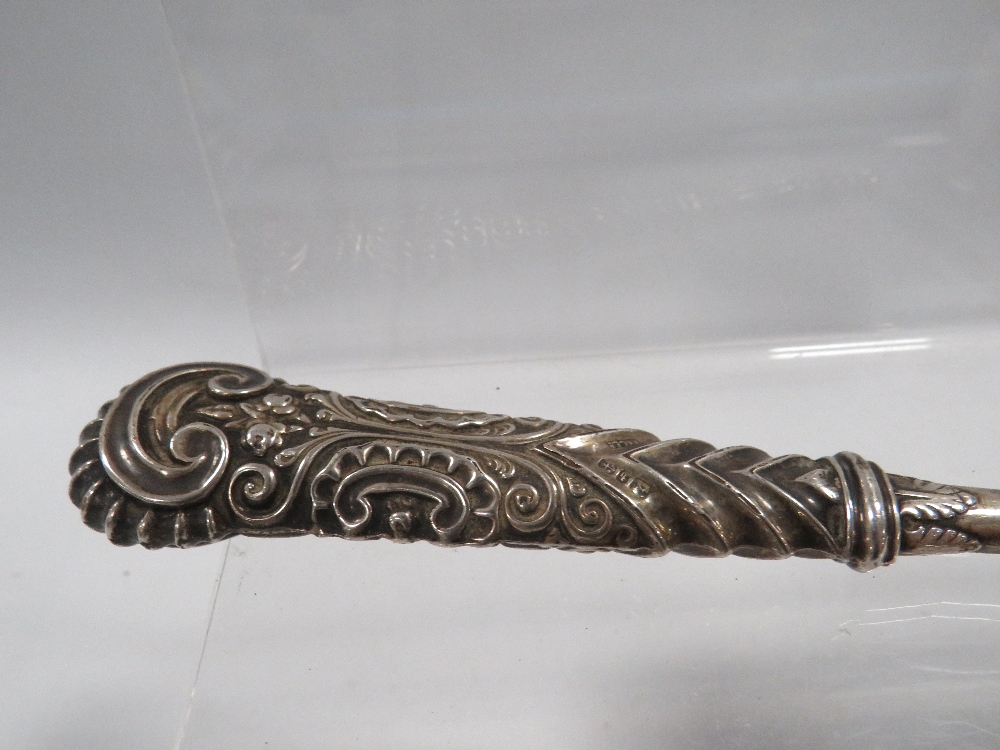 A LARGE SILVER HANDLED BUTTON HOOK AND SILVER WINE LABEL - Image 3 of 5