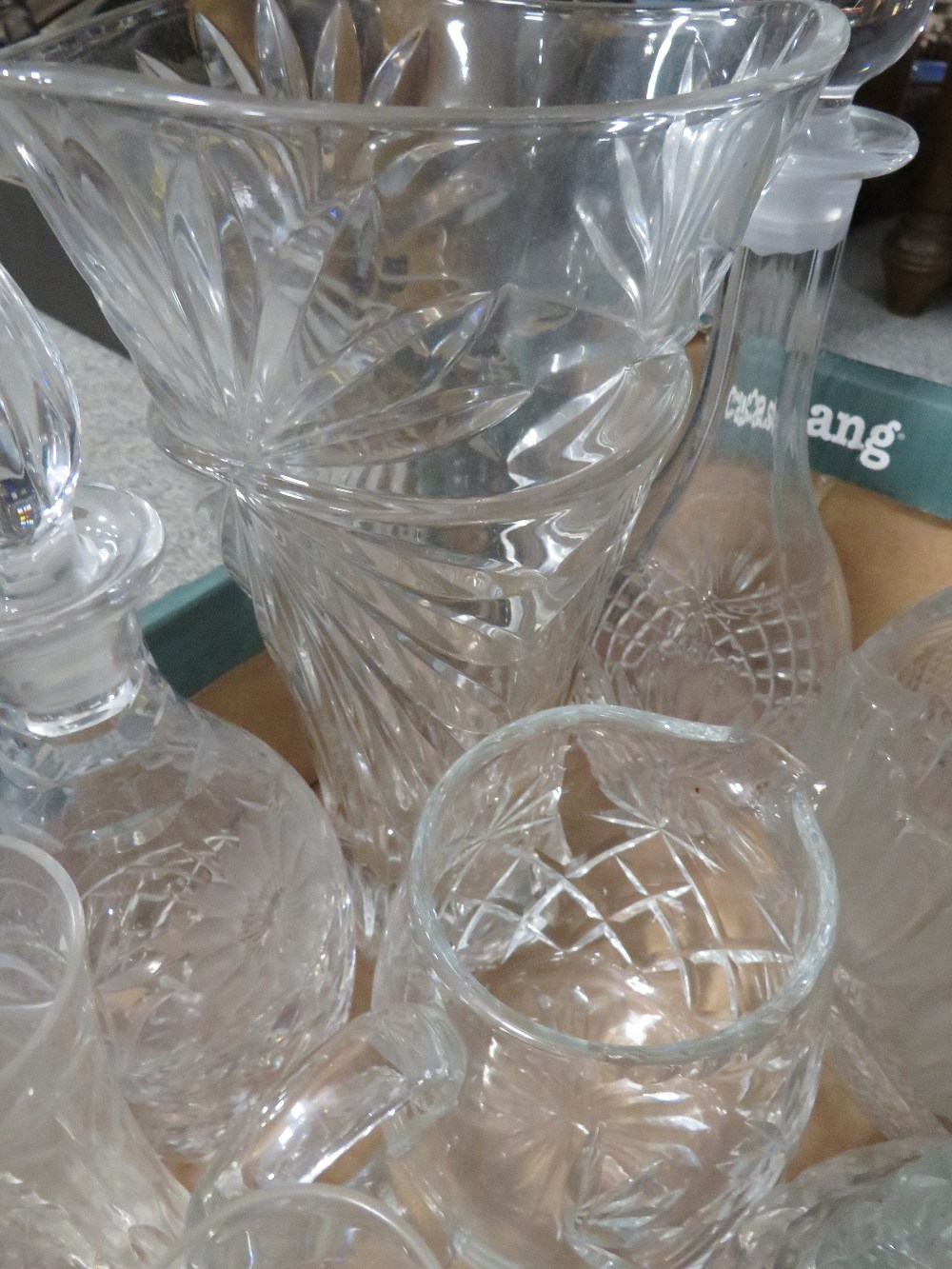 A TRAY OF ASSORTED GLASSWARE TO INCLUDE DECANTERS - Image 2 of 3