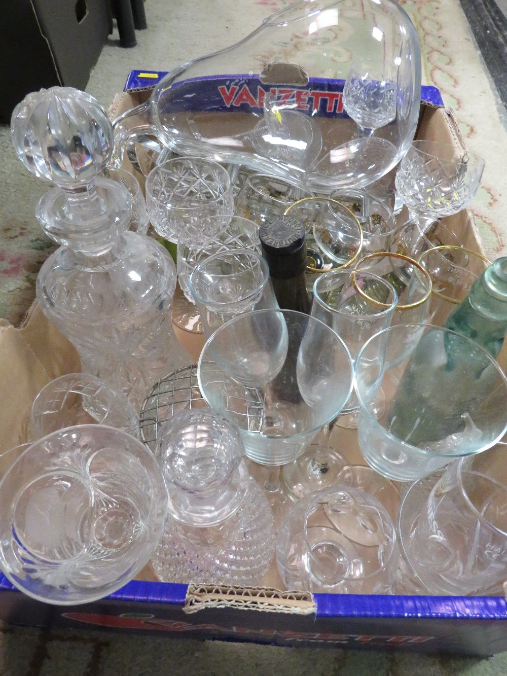 A TRAY OF ASSORTED GLASSWARE TO INCLUDE DECANTERS