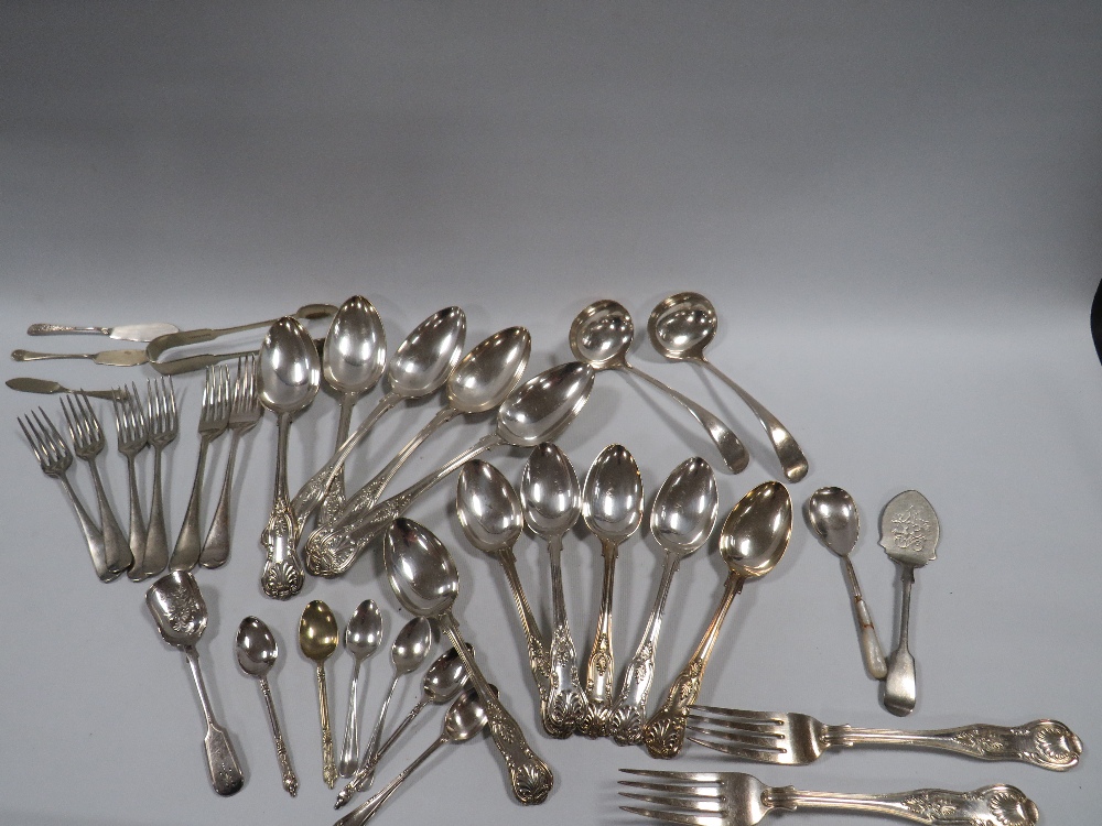 A COLLECTION OF SILVERPLATED WARE TO INCLUDE KINGS PATTERN EXAMPLE - Image 2 of 6