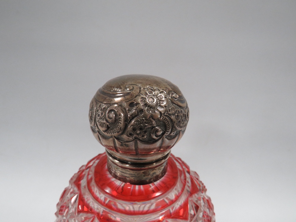 A HALLMARKED SILVER TOPPED GLASS SCENT BOTTLE WITH RED OVERLAY - BIRMINGHAM 1899 MAKERS MARK E.S. - Image 2 of 3