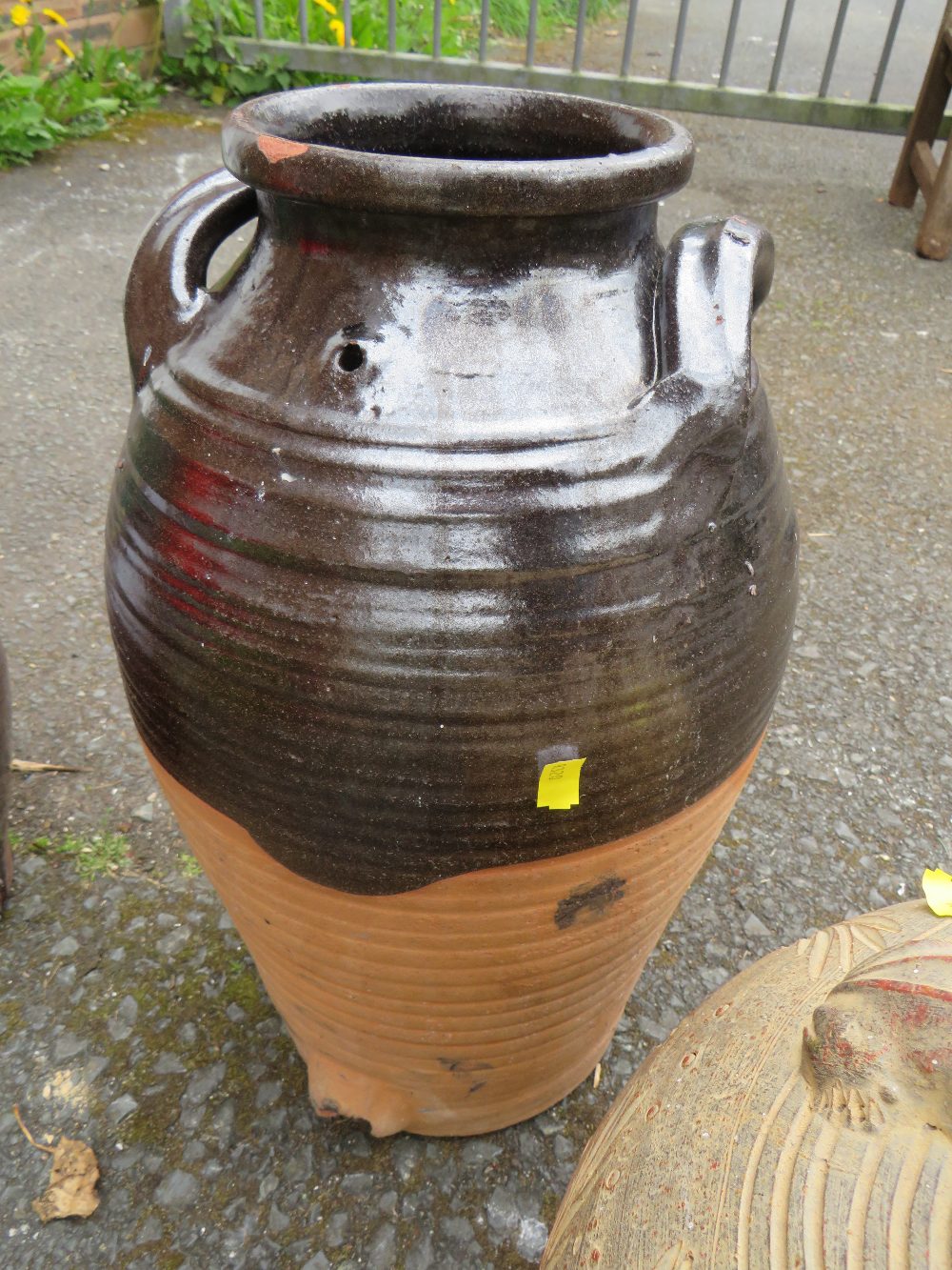 A SELECTION OF FOUR TERRACOTTA GARDEN URNS - Image 4 of 5