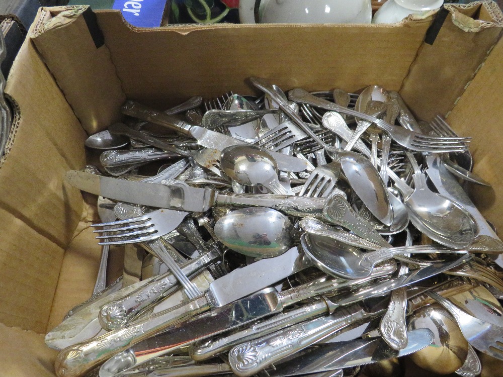 TWO TRAYS OF ASSORTED METAL WARE TO INCLUDE KING'S PATTERN CUTLERY ETC - Image 2 of 4