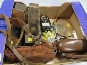 A SMALL TRAY OF COLLECTABLE'S TO INCLUDE AN AA BADGE AND A TARON CAMERA