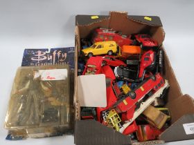 A COLLECTION OF ASSORTED CARS AND DIE CAST VEHICLES AND A BUFFY THE VAMPIRE FIGURINE