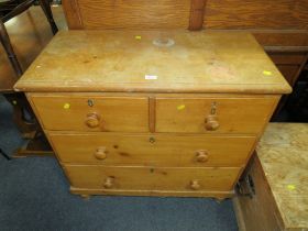 AN ANTIQUE PINE CHEST OF FOUR DRAWERS W-90 CM A/F