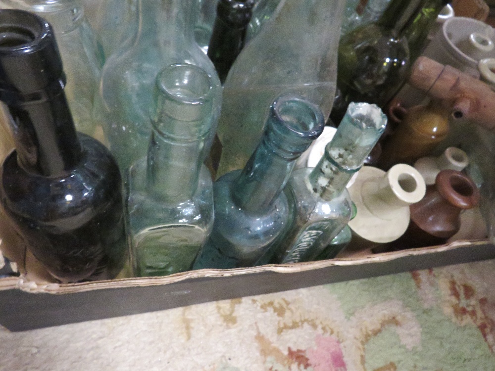 A TRAY OF ANTIQUE AND LATER COLLECTABLE GLASS BOTTLES, STONEWARE BOTTLES ETC - Image 2 of 5