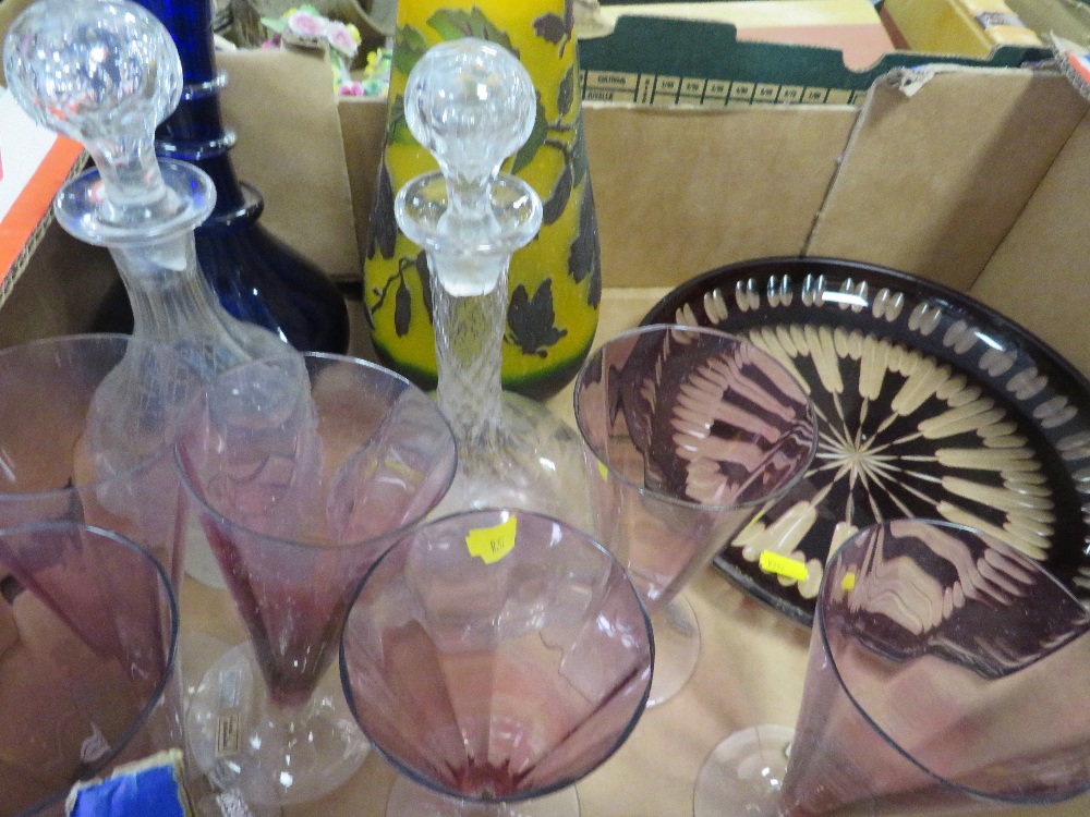 A TRAY OF ASSORTED GLASSWARE TO INCLUDE DECANTERS ETC