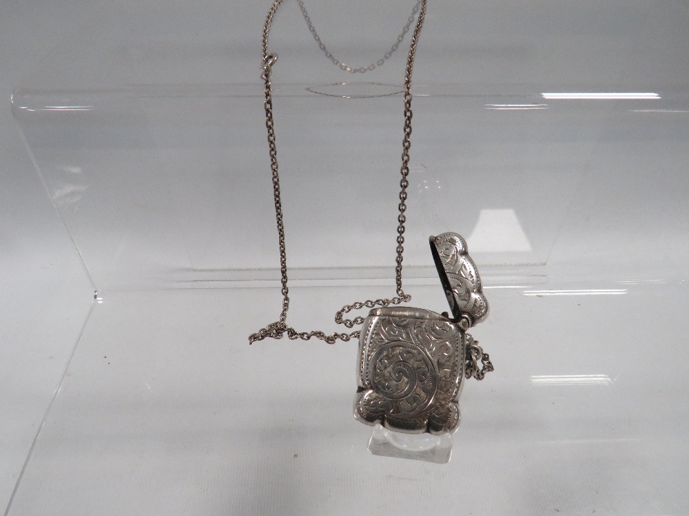 AN ANTIQUE SILVER VESTA CASE ON SILVER CHAIN - Image 4 of 5