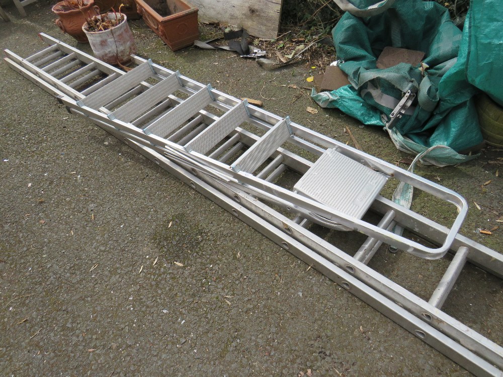 TWO ALUMINIUM LADDERS COMPRISING A PAIR OF EXTENDING LADDERS AND A PAIR OF STEP LADDERS - Image 4 of 4