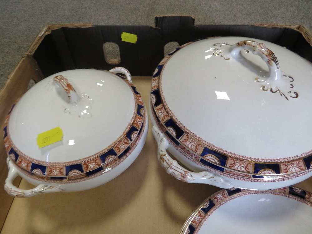 A TRAY OF VINTAGE CERAMICS, TUREENS ETC TOGETHER WITH A TRAY OF ASSORTED METAL WARE - Image 3 of 5