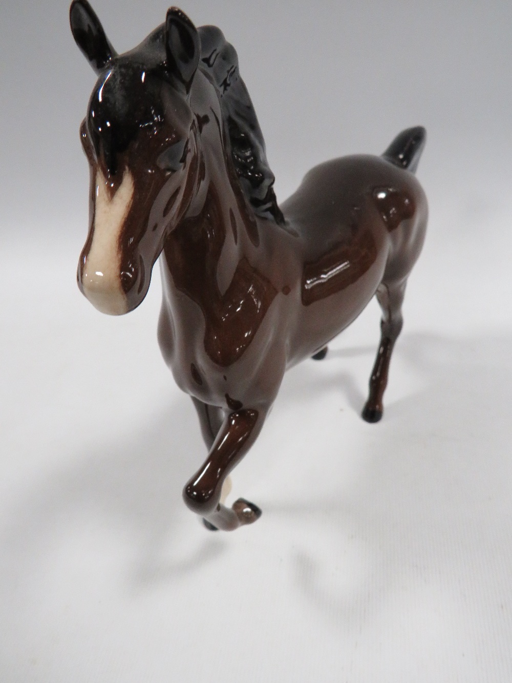 A SMALL ROYAL DOULTON FIGURE OF A HORSE - Image 2 of 2