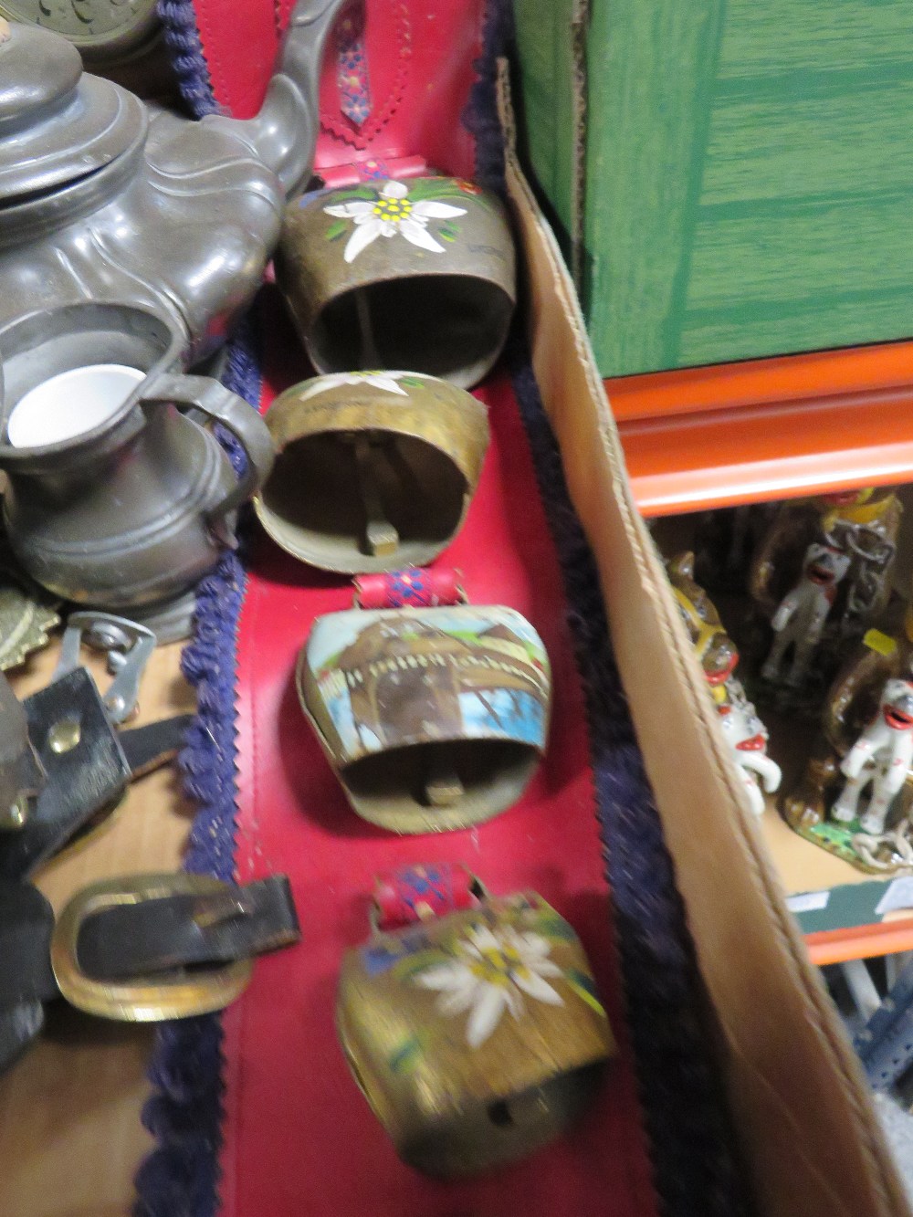 TWO TRAYS OF SUNDRIES TO INCLUDE AN ANTIQUE COACH LANTERN A/F CLOCKS ETC - Image 5 of 7