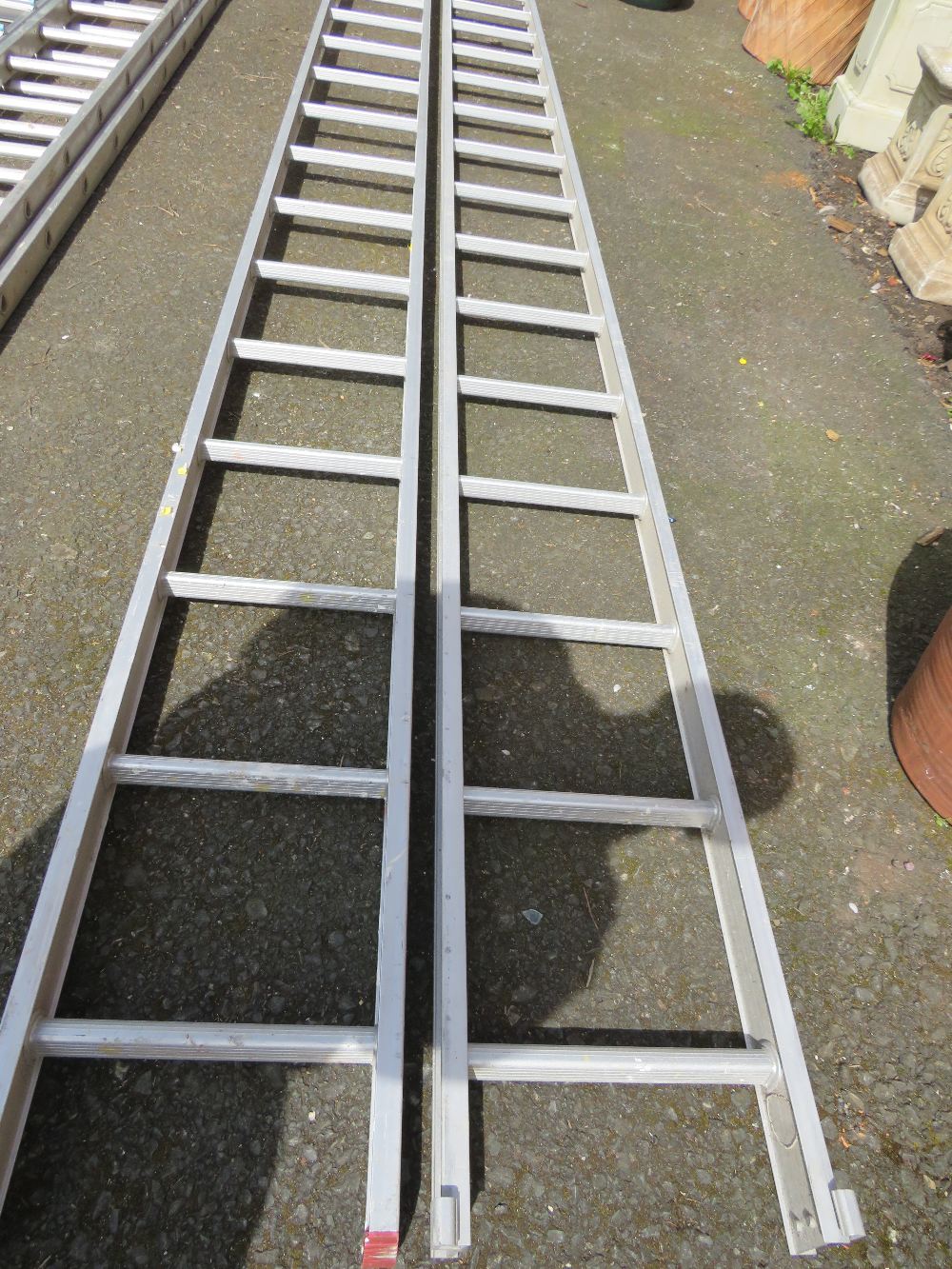 AN ALUMINIUM EXTENDING DOUBLE CLIMAX LADDER - Image 4 of 7