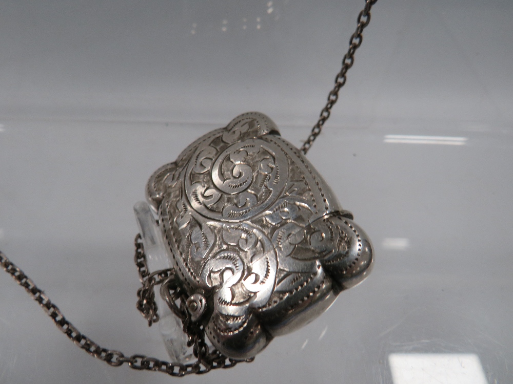 AN ANTIQUE SILVER VESTA CASE ON SILVER CHAIN - Image 3 of 5