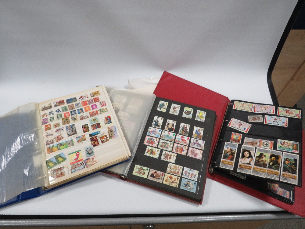 A STAMP COLLECTION IN TWO FOLDERS INCLUDING LOOSE STAMPS