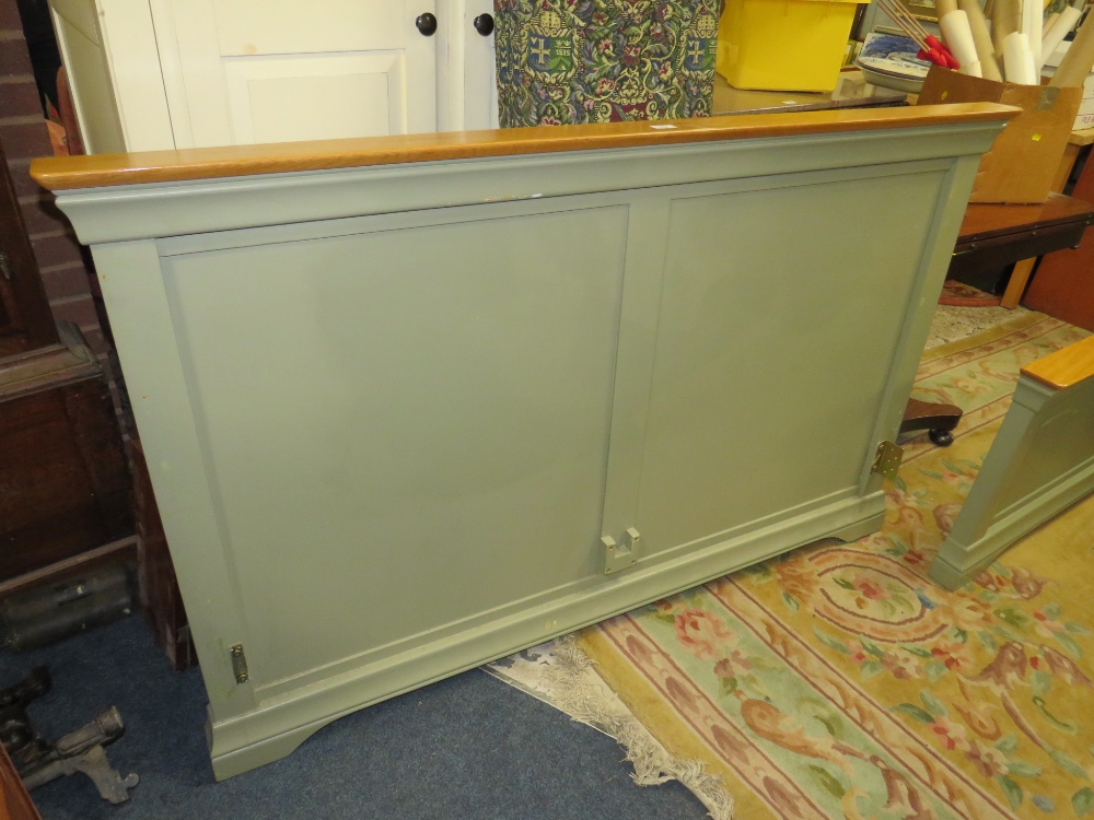 A MODERN OAK AND GREEN PAINTED KING SIZE BED FRAME - Image 3 of 8