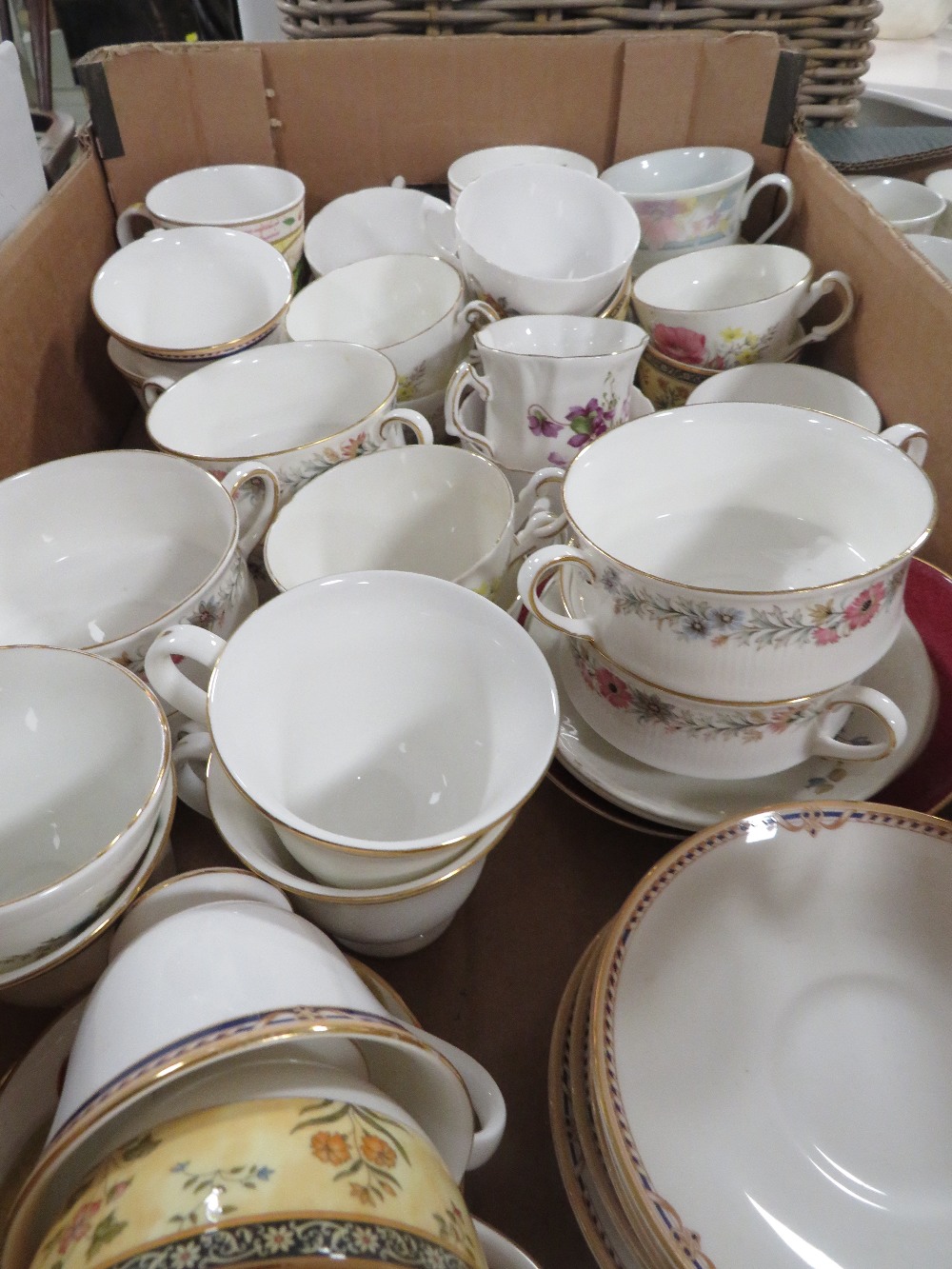 FOUR TRAYS OF CERAMICS TO INCLUDE A SHELLY DRAINER, AYNSLEY ORCHARD GOLD PLATE ETC - Image 6 of 7