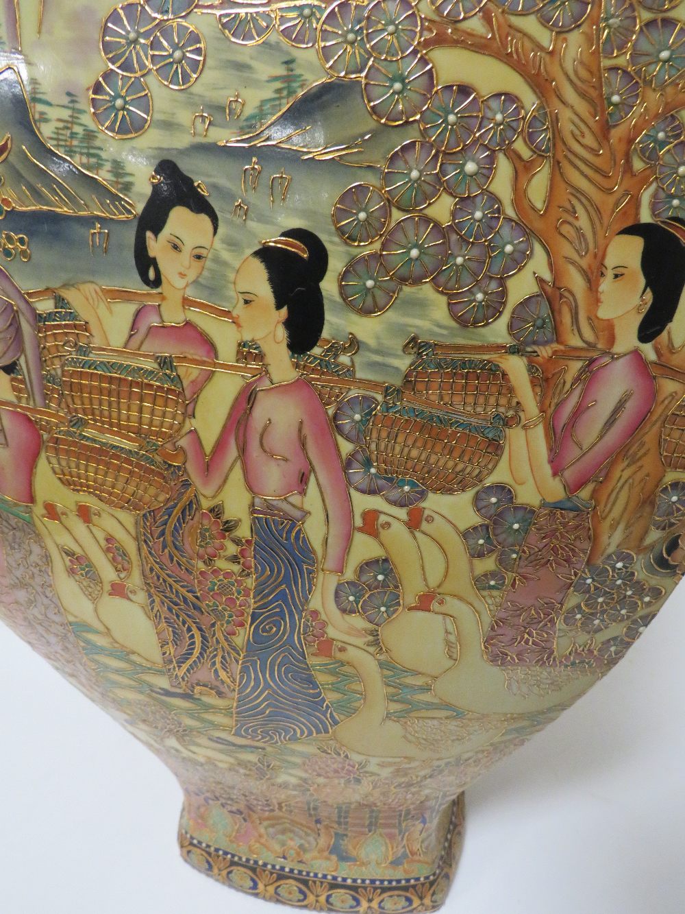 A LARGE DECORATIVE ORIENTAL VASE TOGETHER WITH A PAIR OF BINOCULARS - Image 7 of 8
