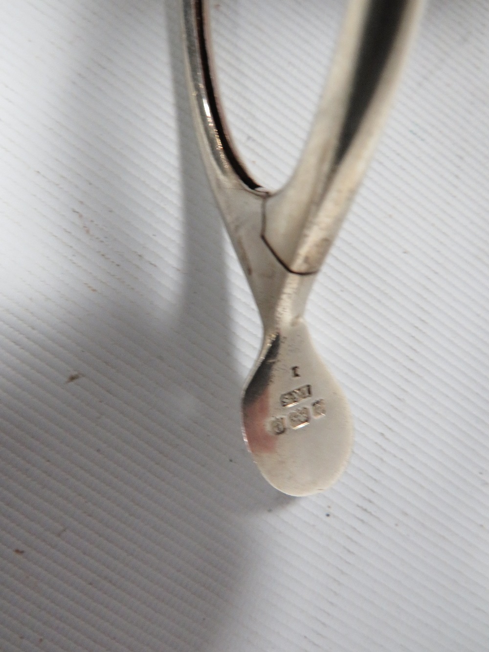 A PAIR OF HALLMARKED SILVER WISHBONE SUGAR TONGS TOGETHER WITH A HALLMARKED SILVER SIFTER SPOON (2) - Image 4 of 5