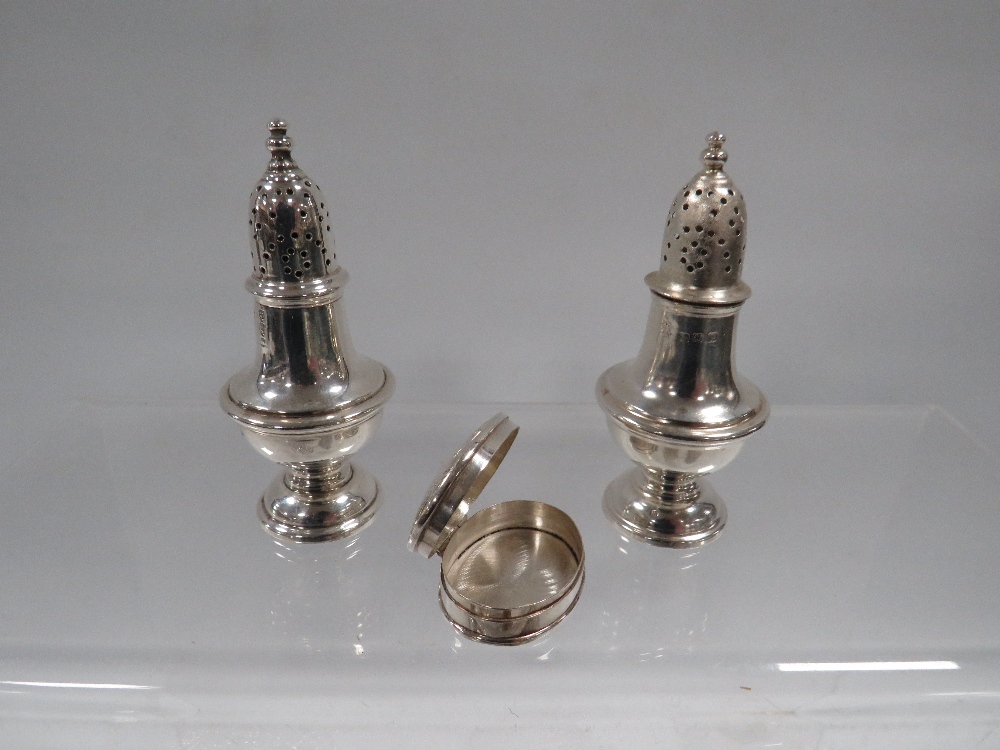 A SELECTION OF HALLMARKED SILVER AND WHITE METAL TO INCLUDE PEPPERETTES - Image 2 of 3